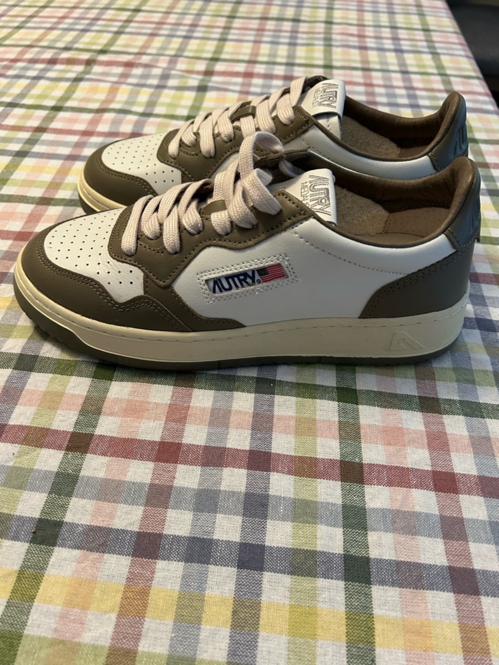 Autry Women’s White and Olive Medalist Low-Top Sneakers